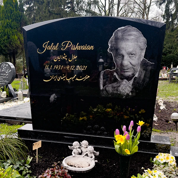 Elegantes Doppelgrab mit Porträtgravur auf dem Hamburger Friedhof Ohlsdorf