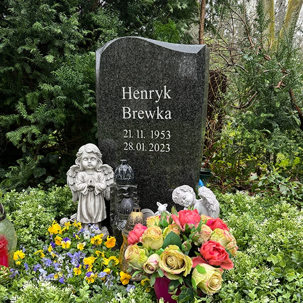 Moderner Grabstein mit Engel Motiv und Blumenbeet in Öjendorf