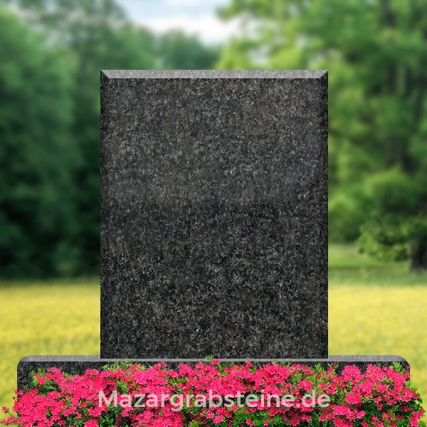 Klassischer Grabstein aus Granit auf dem Ohlsdorf Friedhof Hamburg