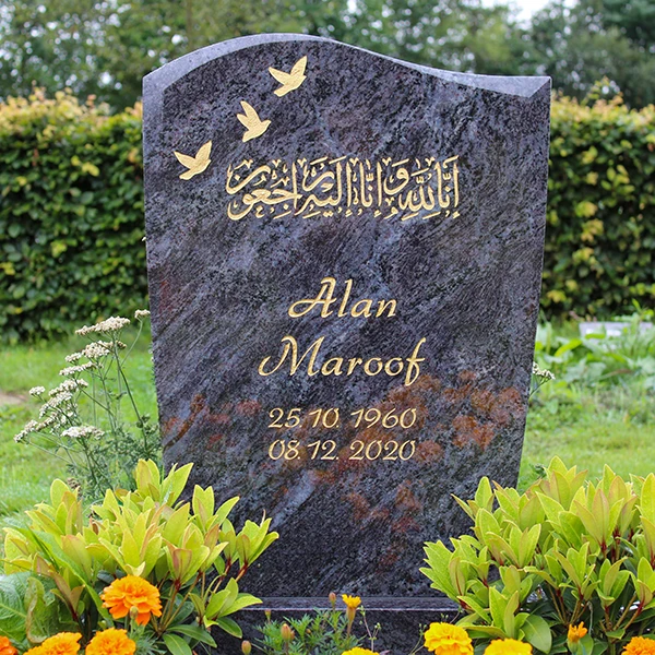 Islamischer Grabstein mit arabischer Kalligrafie und goldener Verzierung