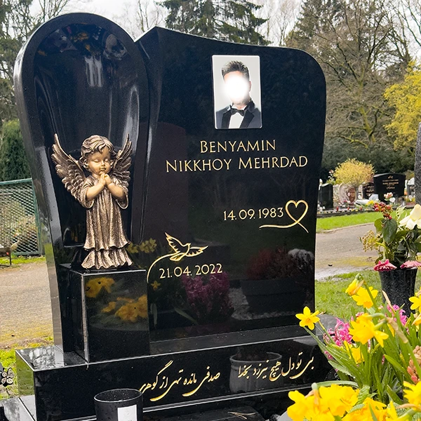 Iranischer Grabstein mit persischer Schrift und traditionellem Design