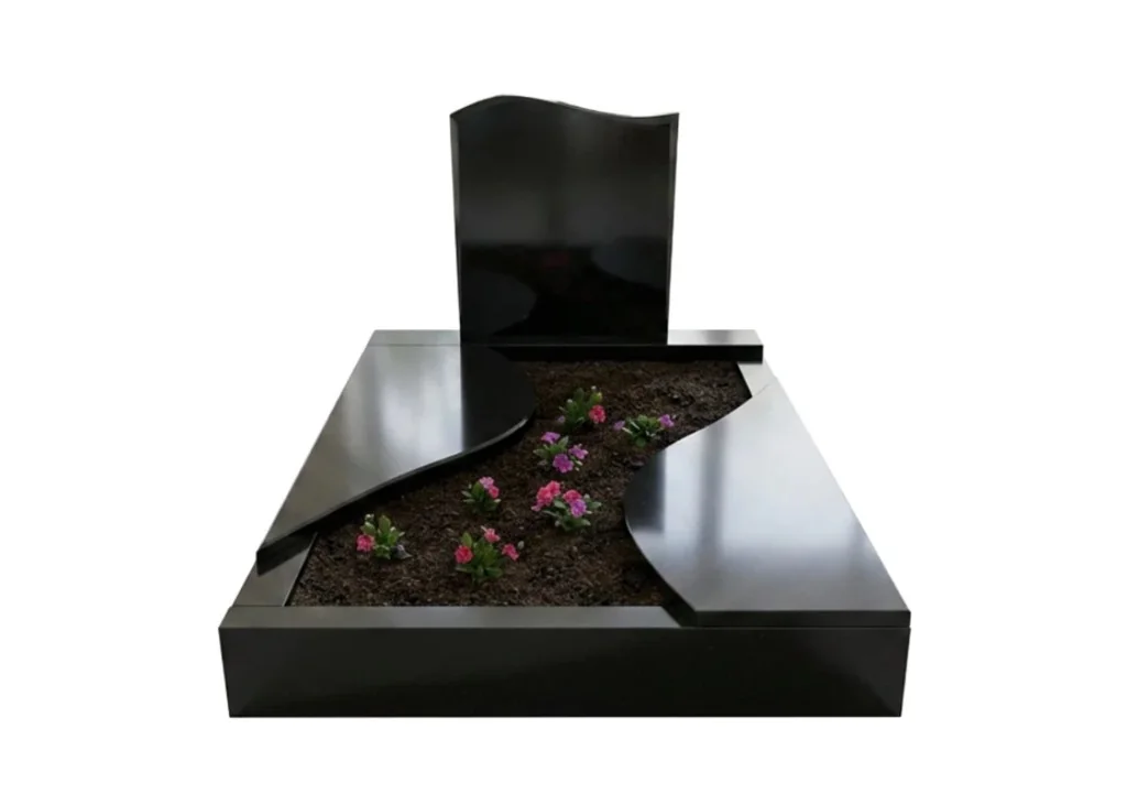 Schwarzer Granit Grabstein mit Einfassung, geschwungenen Abdeckplatten und Blumenbeet